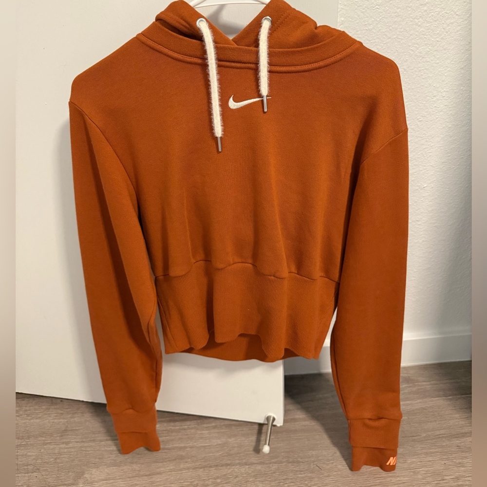 nike cropped hoodie